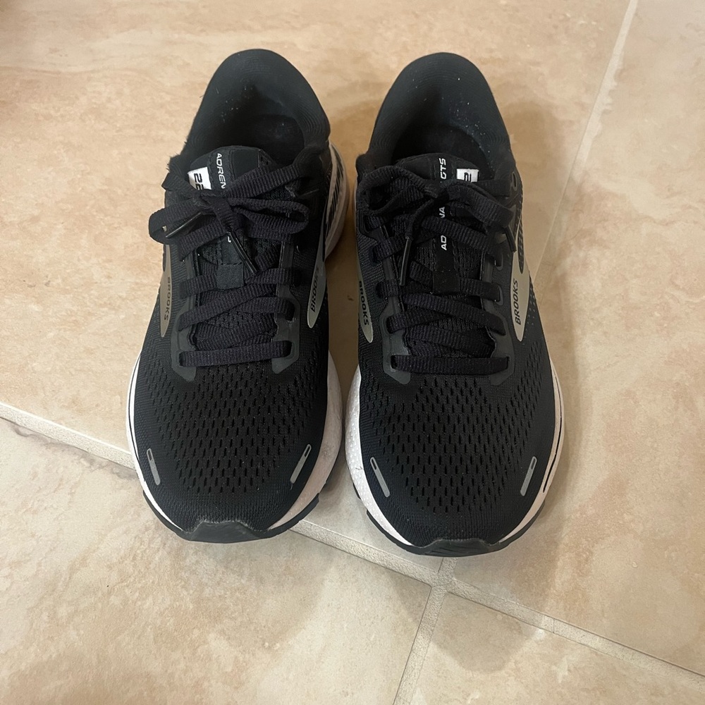 Women’s Brooks Like New Adrenaline Size 6M. Bundle for discount.